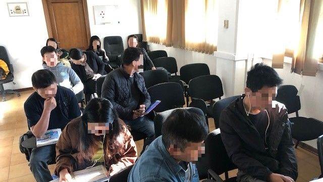 Gli studenti cinesi nell'autoscuola abusiva