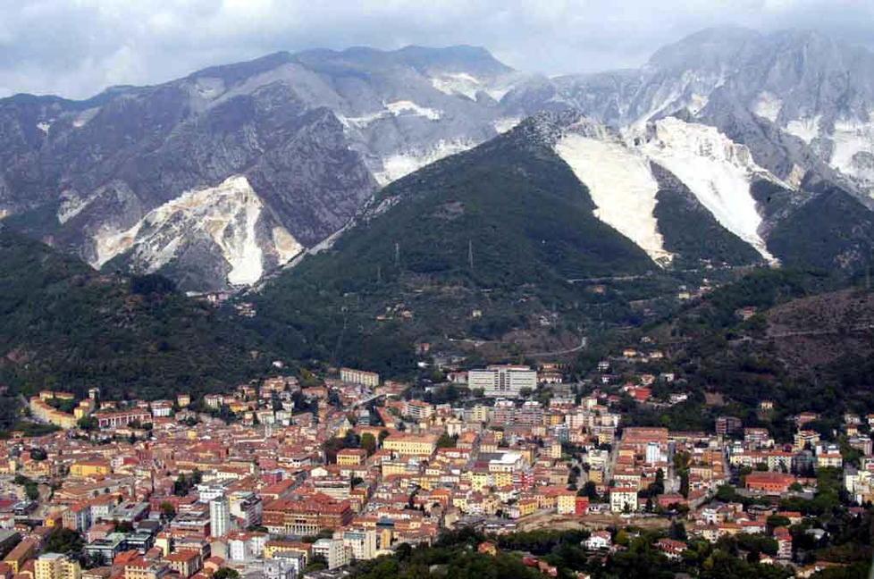 Carrara, in dieci anni giù il valore delle case: la montagna arriva a perdere il 50% 
