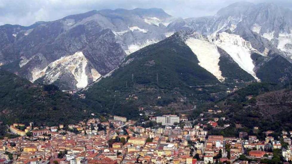 Carrara, in dieci anni giù il valore delle case: la montagna arriva a perdere il 50%
