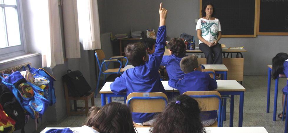 La scuola elementare Cesare Guasti, qui in una foto scattata il primo giorno di scuola di qualche anno fa, è una di quelle dove gli alunni stranieri superano gli italiani (foto d'archivio)