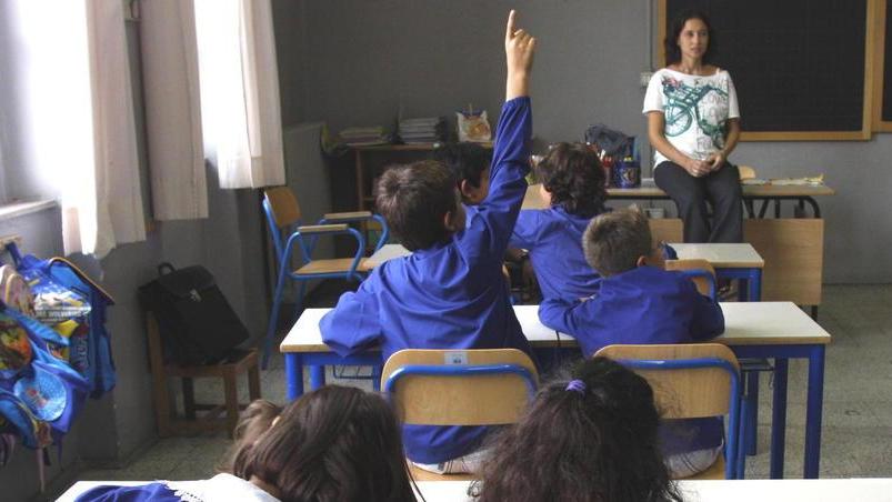 La scuola elementare Cesare Guasti, qui in una foto scattata il primo giorno di scuola di qualche anno fa, è una di quelle dove gli alunni stranieri superano gli italiani (foto d'archivio)