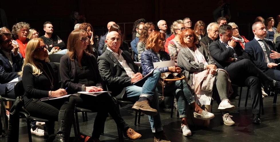 Un momento della presentazione al Teatro Era (Foto Franco Silvi)
