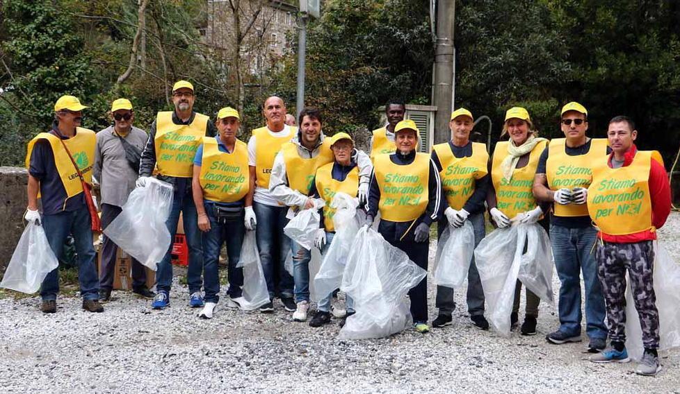 Carcerati e volontari ripuliscono Forno da sporco e pregiudizi