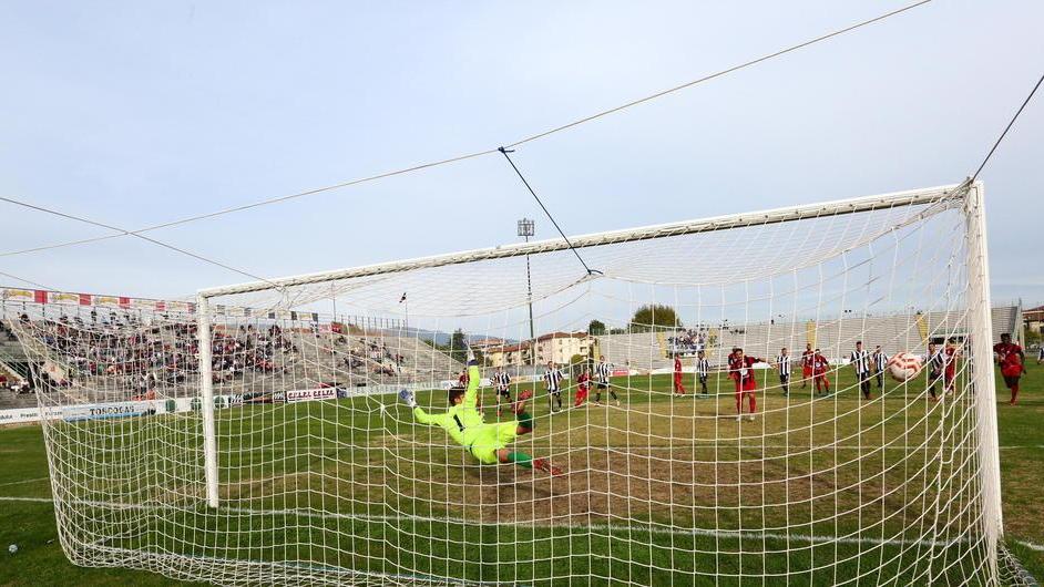 Lucchese, una vittoria di rigore che salva la panchina di Monaco