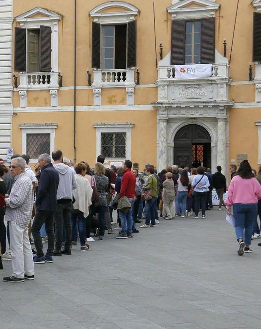 In fila per il Palazzo dei 12