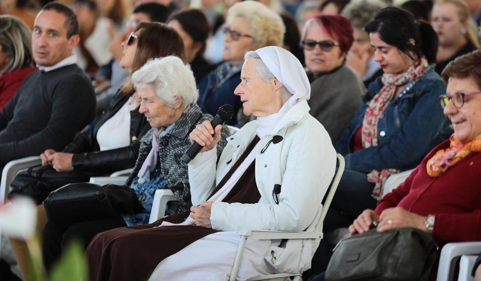 Quattrocento persone in preghiera alla Vela per accogliere la suora venuta da Medjugorje 