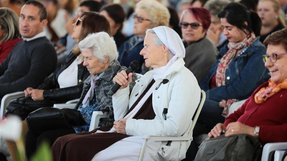 Quattrocento persone in preghiera alla Vela per accogliere la suora venuta da Medjugorje