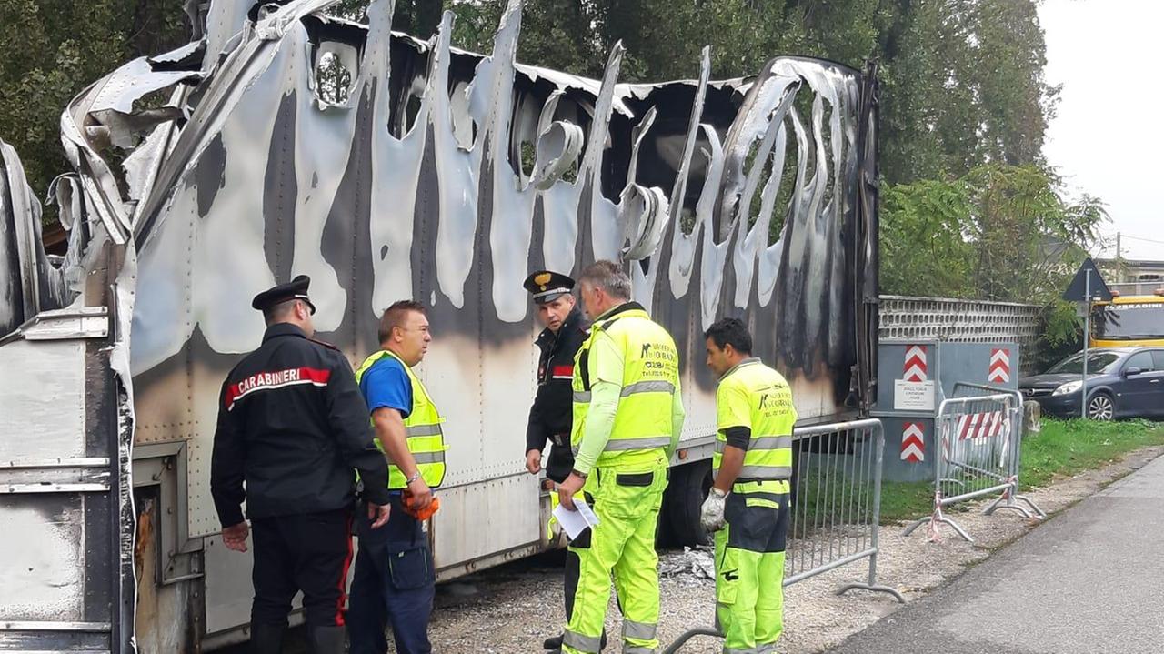 I carabinieri sul luogo dell'incendio a Luzzara