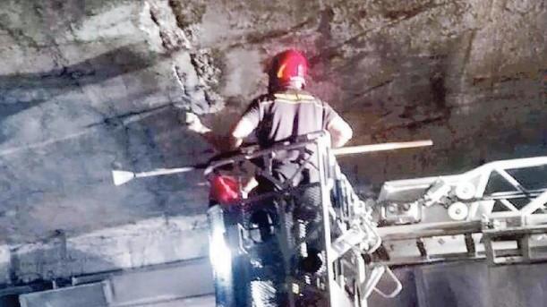 Un intervento dei vigili del fuoco in una galleria della Fi-Pi-Li