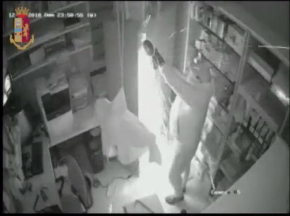 I ladri ripresi dalle telecamere di sorveglianza