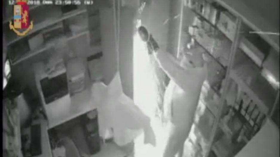 I ladri ripresi dalle telecamere di sorveglianza