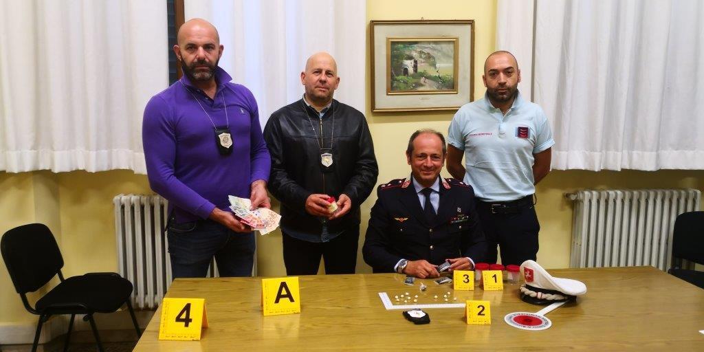 Banconote e dosi di droga sequestrate dalla Polizia municipale