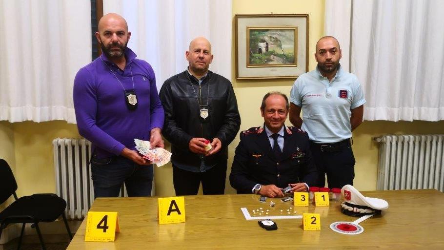 Banconote e dosi di droga sequestrate dalla Polizia municipale