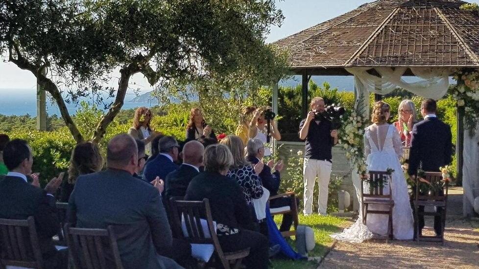 Le nozze coi fichi secchi? Roba vecchia, un matrimonio al giorno è con vista mare