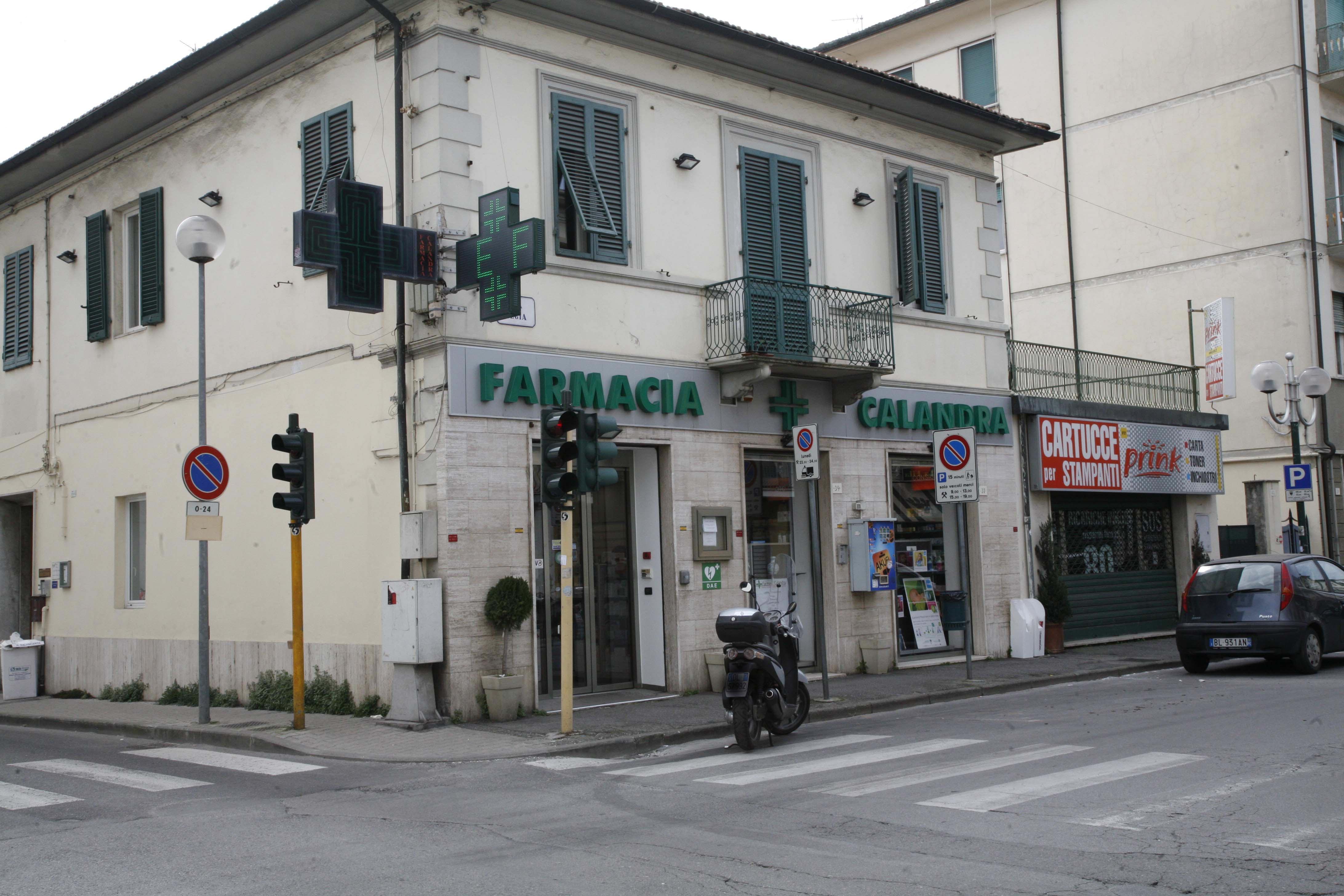 Minaccia il farmacista con il coltello e fugge coi soldi