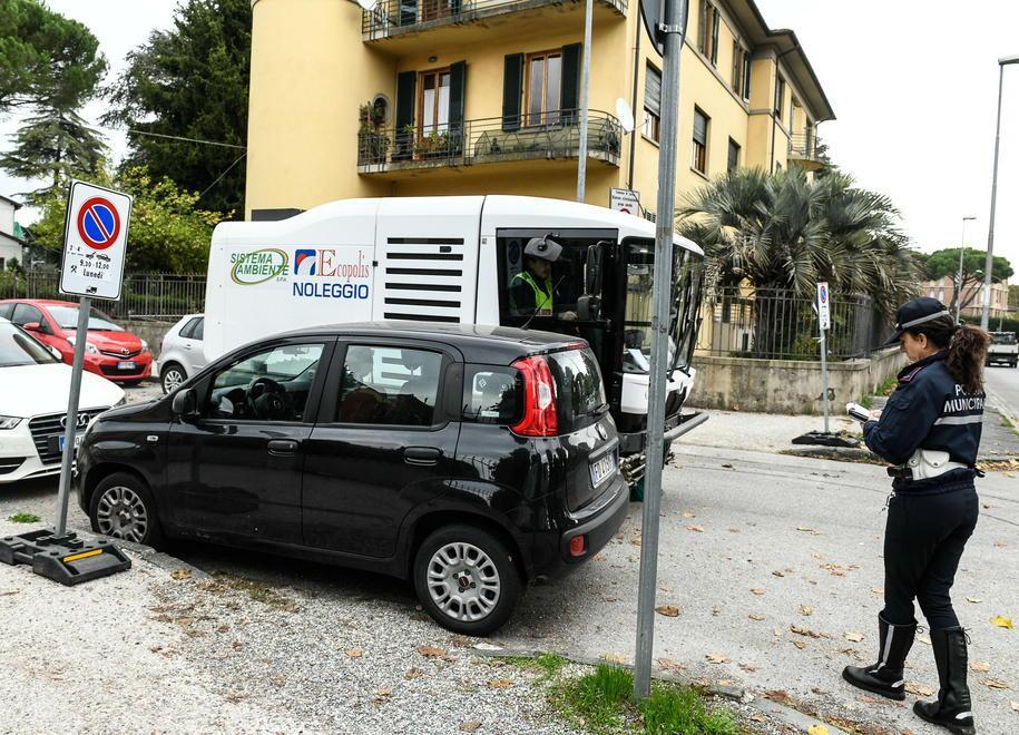 Spazzamento delle strade, ora si fa sul serio: 48 multe 