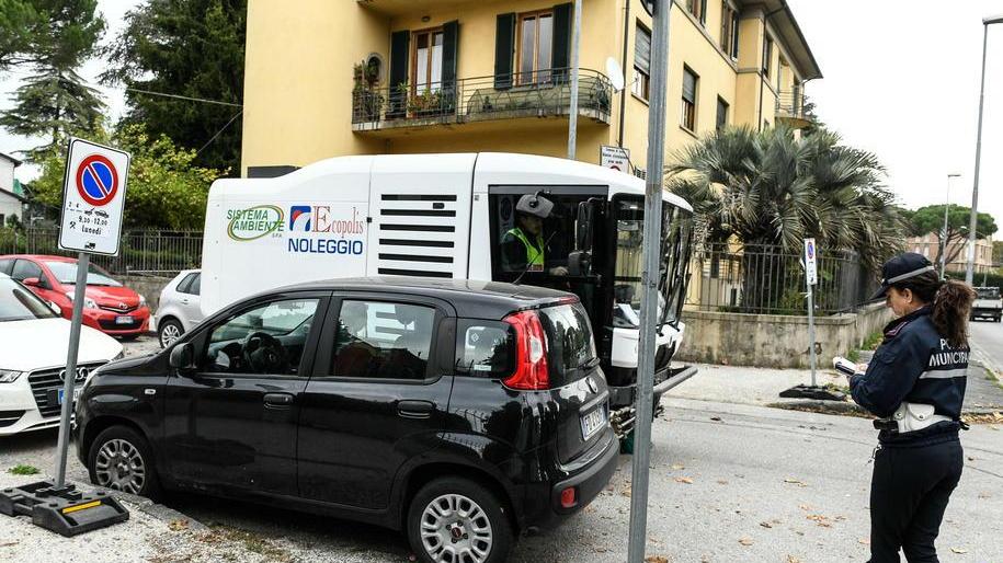Spazzamento delle strade, ora si fa sul serio: 48 multe