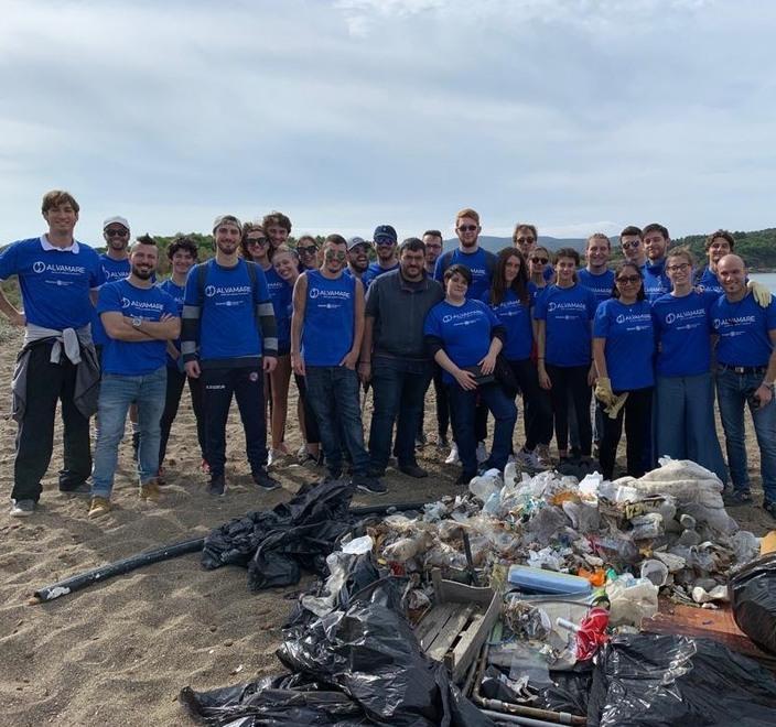 Tra i rifiuti sulla spiaggia un distributore di caramelle