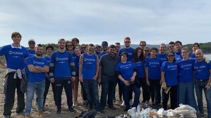 Tra i rifiuti sulla spiaggia un distributore di caramelle