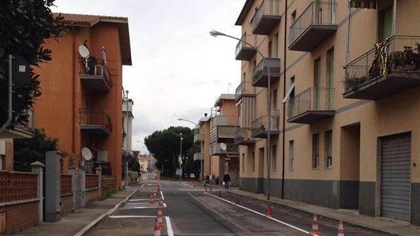 Si arrampicano sul tenditoio per entrare e rubare in casa