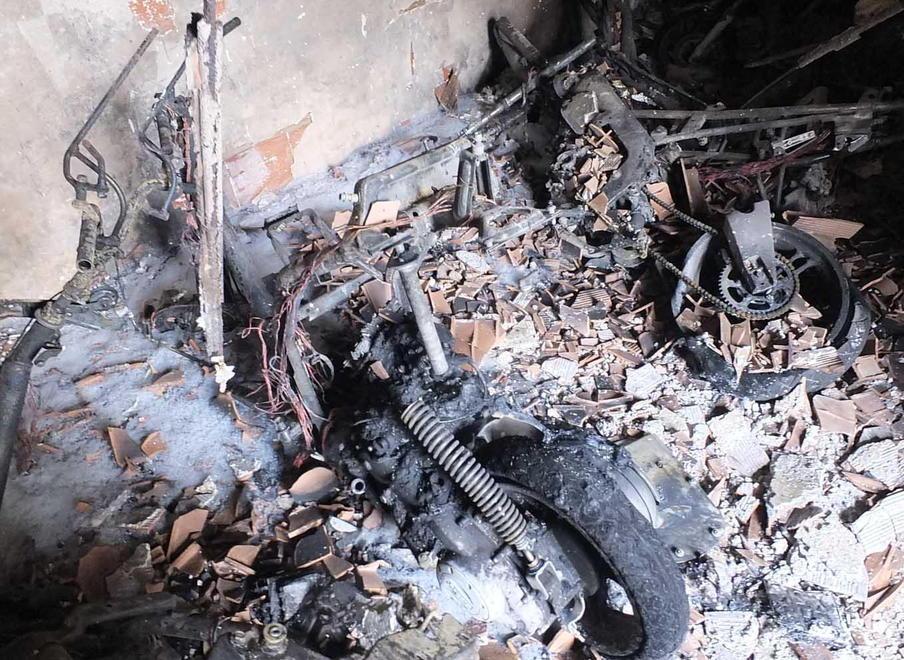 Tornano le fiamme in via Norvegia: bruciati nella notte due scooter