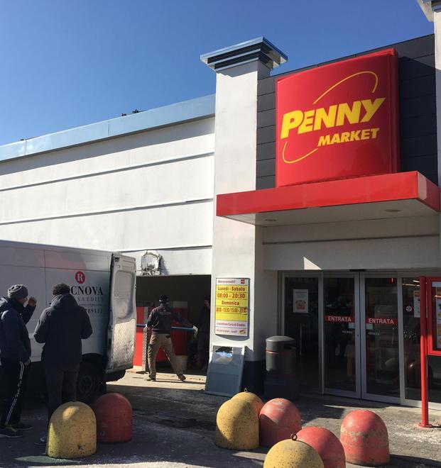 In due rapinano il Penny Market all’ora di chiusura 