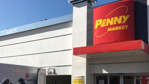 In due rapinano il Penny Market all’ora di chiusura