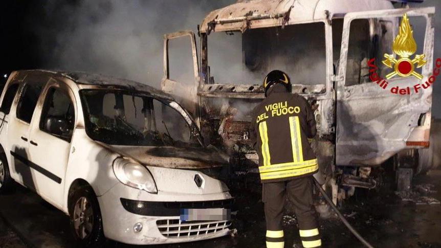 Danno alle fiamme la motrice di un tir in sosta da mesi