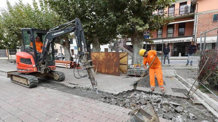 Cantiere in piazza per lo spostamento della fognatura