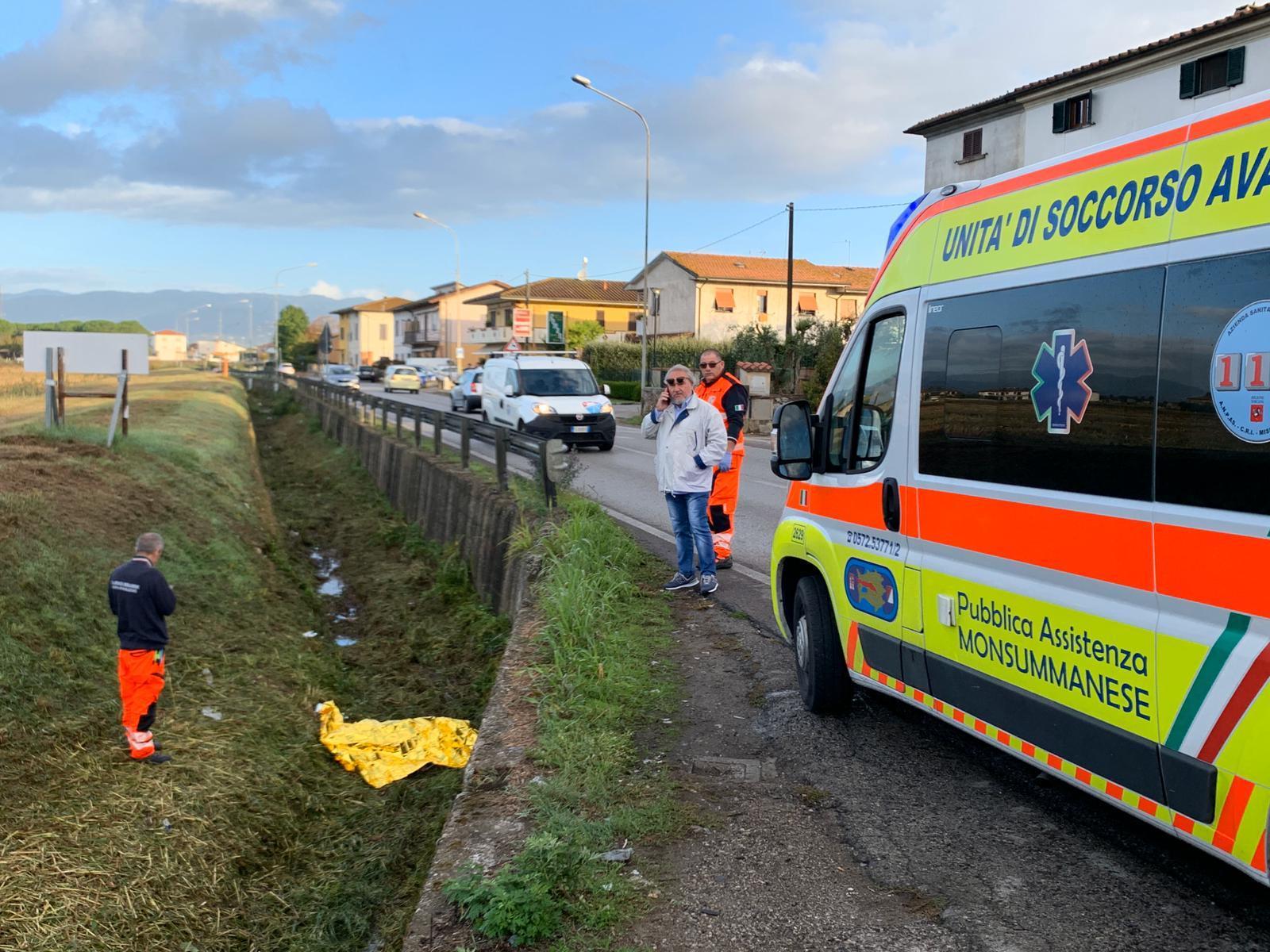 Il corpo senza vita del quarantenne nel fosso (foto Nucci)