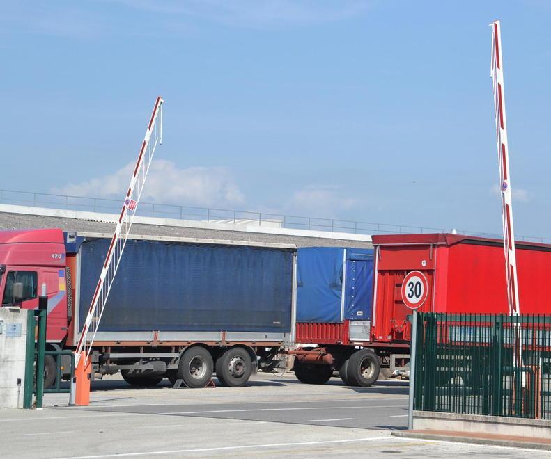 Travolto da un muletto rischia una gamba: grave operaio 59enne 
