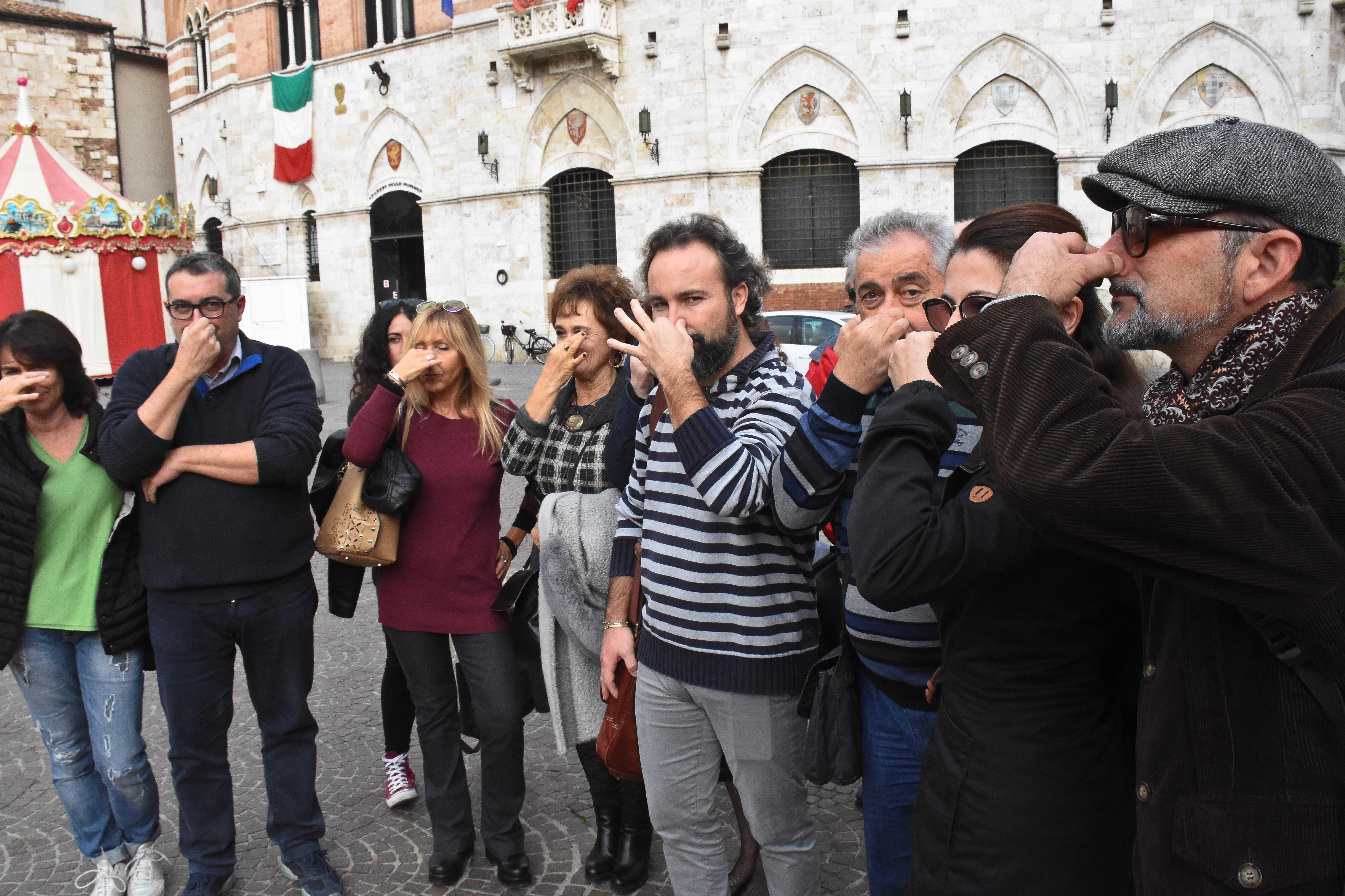 Matteo Della Negra (al centro con la maglia a righe) e altri cittadini del comitato Grosseto Aria Pulita durante un picchetto contro i cattivi odori nel 2018 (foto Agenzia Bf)
