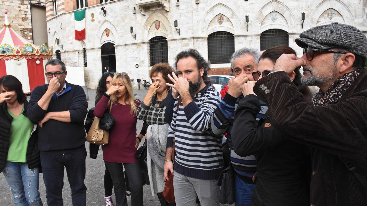 Matteo Della Negra (al centro con la maglia a righe) e altri cittadini del comitato Grosseto Aria Pulita durante un picchetto contro i cattivi odori nel 2018 (foto Agenzia Bf)