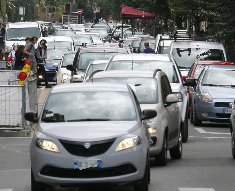 Caos all’uscita delle scuole di via Croce