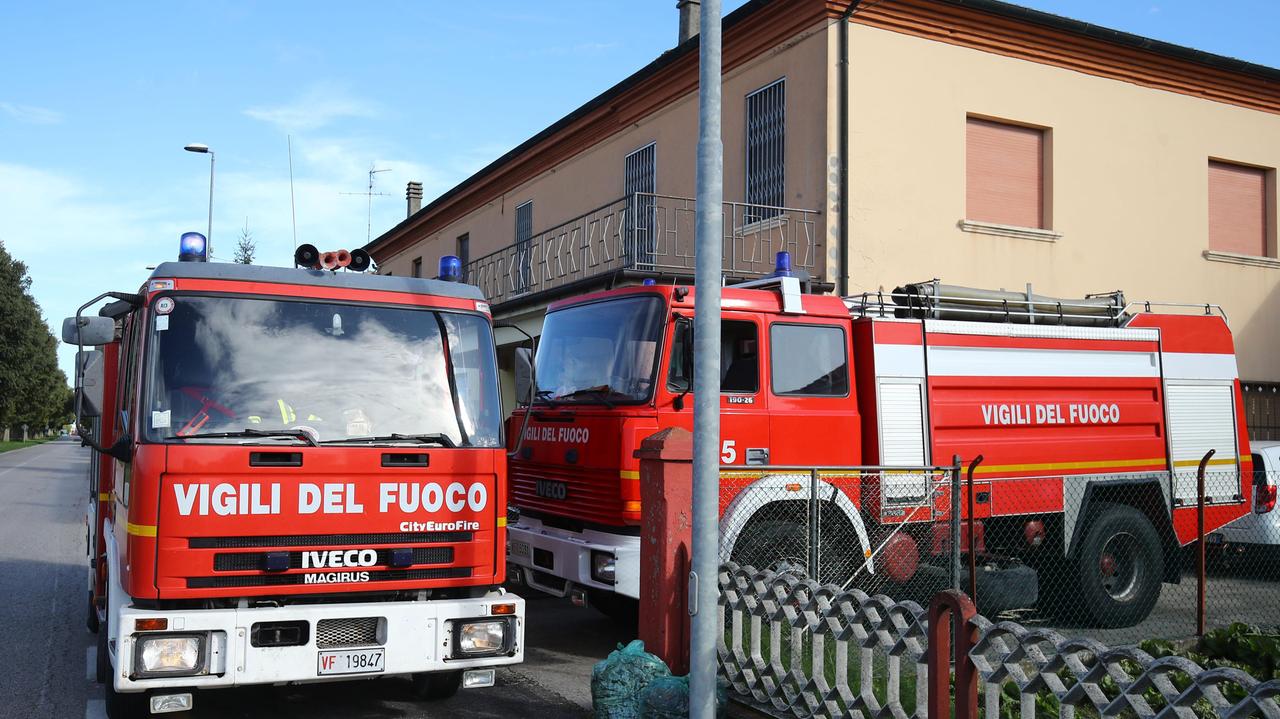 Si rovescia addosso l'olio bollente: è grave