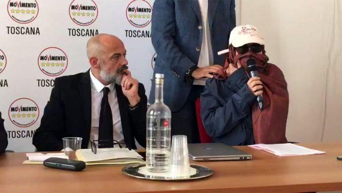 Il consigliere Gabriele Bianchi in conferenza stampa con Silvia