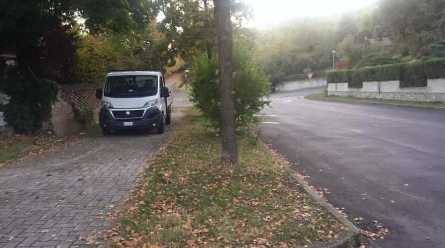 Castellarano. Sassolese con il camion va sulla ciclabile  e falcia due donne 