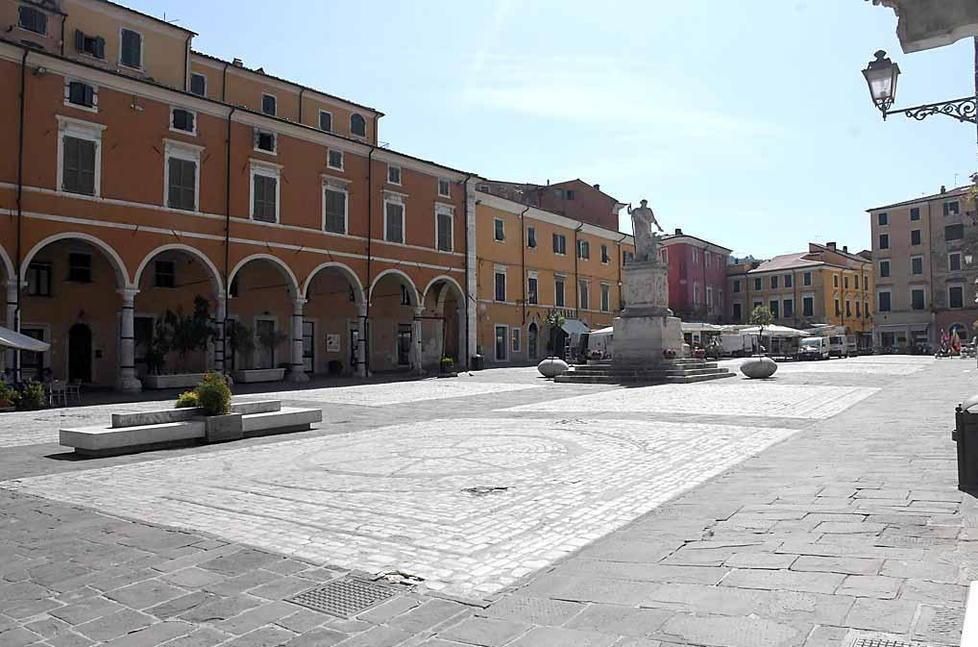 Commercianti di Carrara in rivolta contro la Ztl. Il sindaco: «Incentivi per il centro città» 