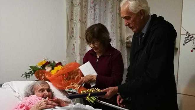 Una targa a nonna Dina per i suoi cento anni