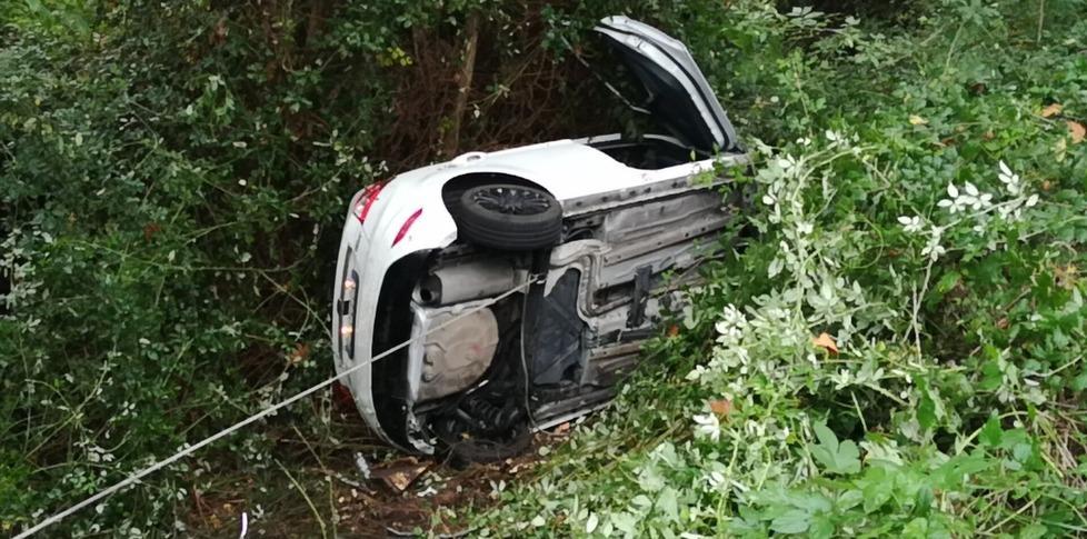 Auto precipita nella scarpata: ferita la conducente 