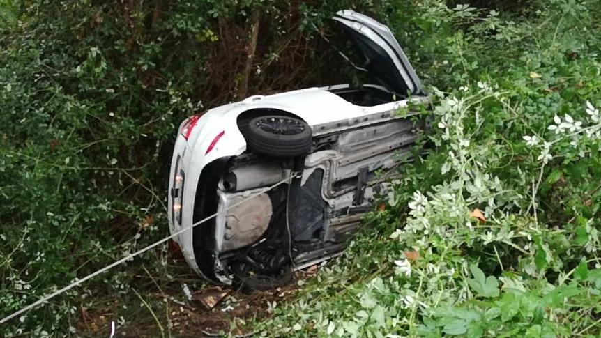 Auto precipita nella scarpata: ferita la conducente