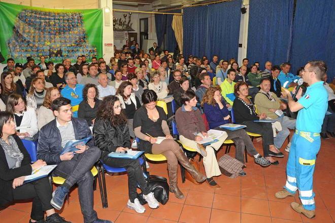 Folla di allievi al corso per soccorritore 
