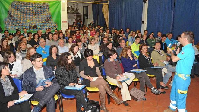 Folla di allievi al corso per soccorritore