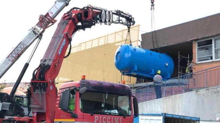 Gru al lavoro per installare la nuova camera iperbarica