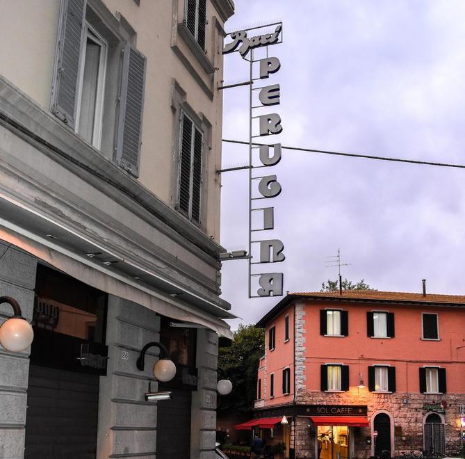 Si riaccende la storica insegna del Perugina 