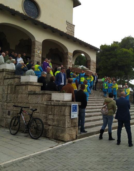 Lacrime e commozione al funerale di Fabbri anima della Misericordia