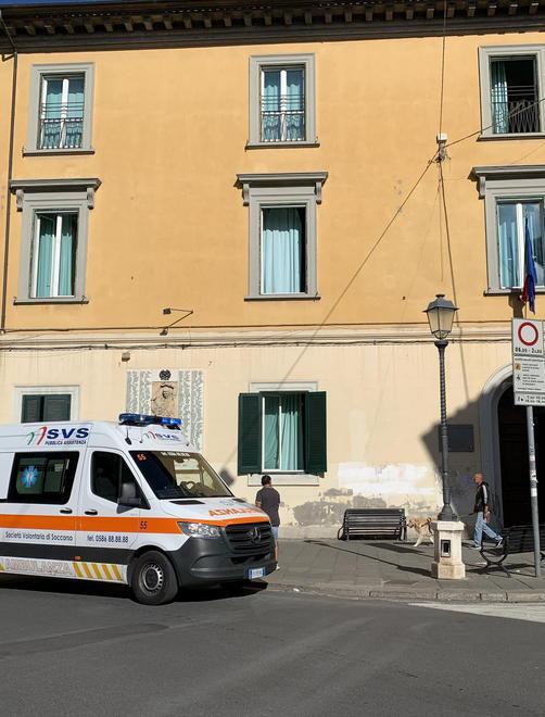 Prelievi di materiale nell’aula del Niccolini dove ci sono stati malori
