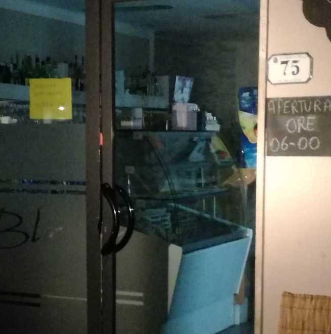 Forzano il portone della pizzeria Rosa Blu, vigilante sventa il furto 