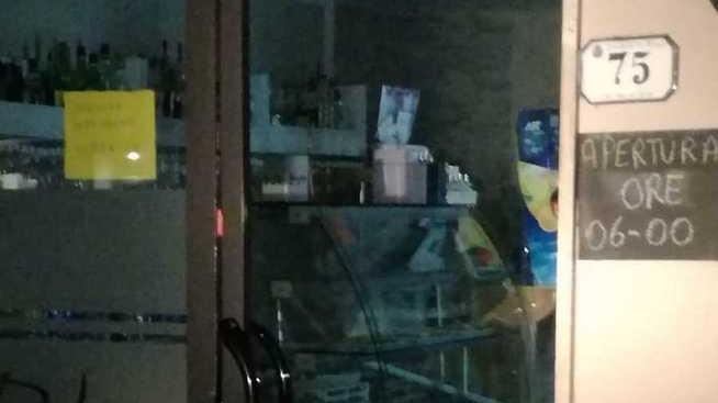 Forzano il portone della pizzeria Rosa Blu, vigilante sventa il furto