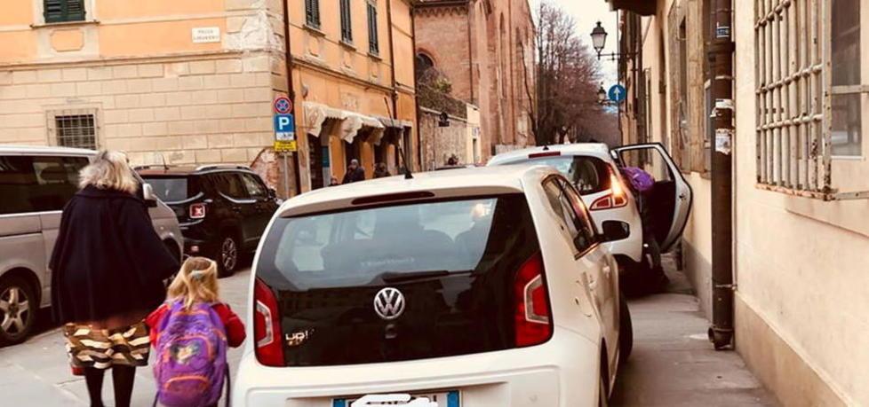 Paletti anti sosta selvaggia sul marciapiede di via San Francesco